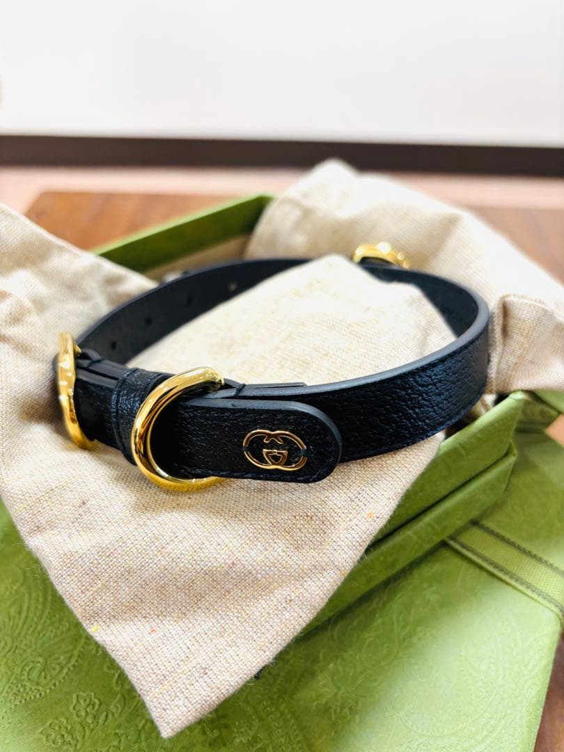 GUCCI 黒いレザー首輪 ゴールド金具付き