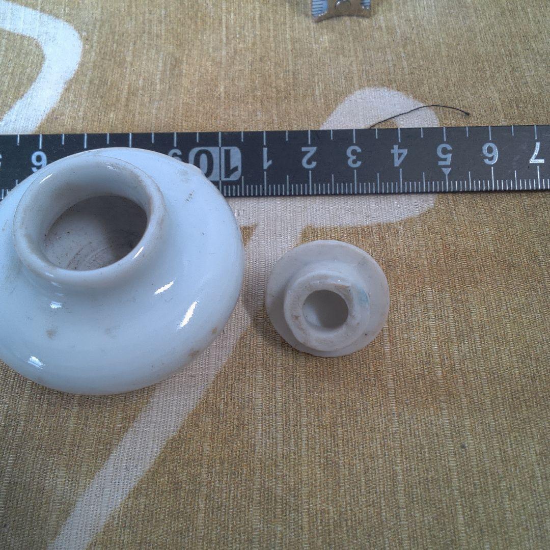 骨董 ？ 中国美術 ？ 白い陶器製の丸型空き瓶 小さい