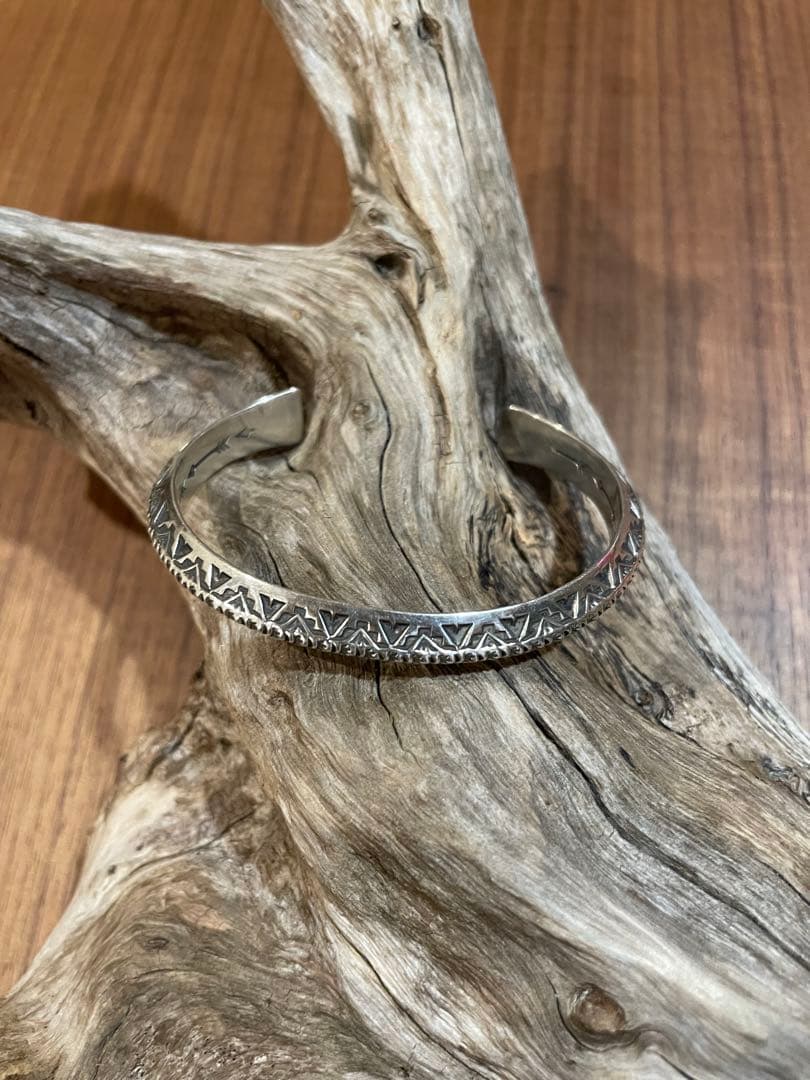 インディー/エイドリアンリーブスロング作4面スタンプトライアングルバングル