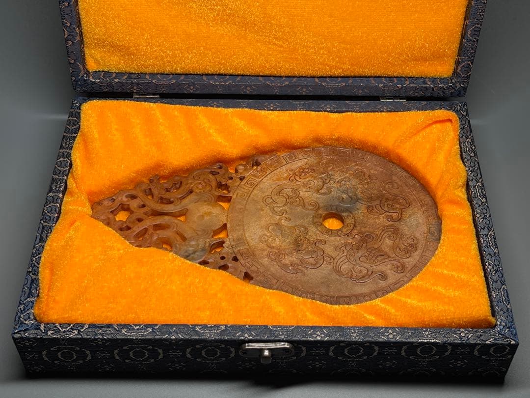 中国古美術　大型玉璧　賞物　旧蔵　置物　高古玉　本玉　雷紋四神獣　両面彫　箱付き