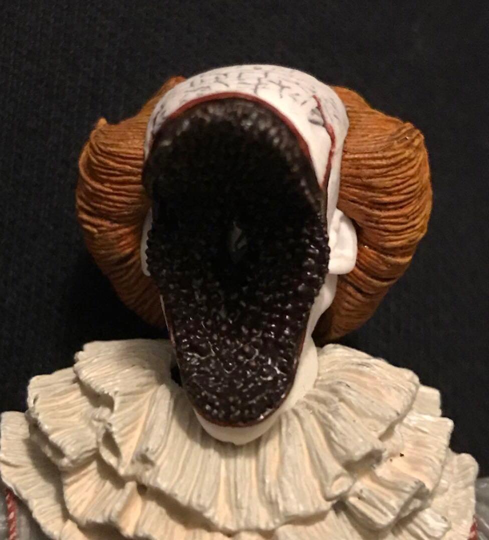 NECA アルティメットペニーワイズ ザ・ダンシング・クラウン フィギュア