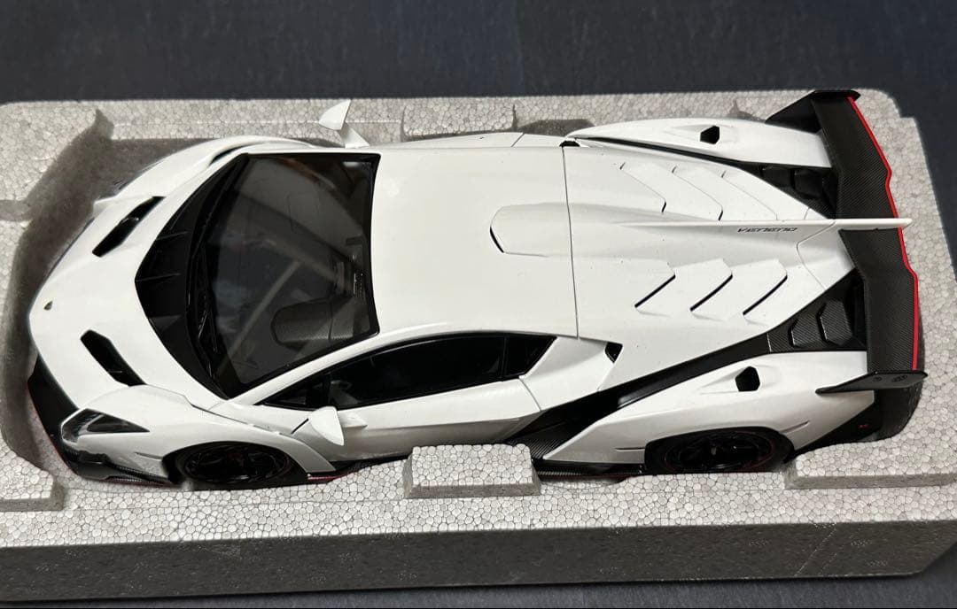 ビ*ツ様 ランボルギーニ　VENENO ホワイト