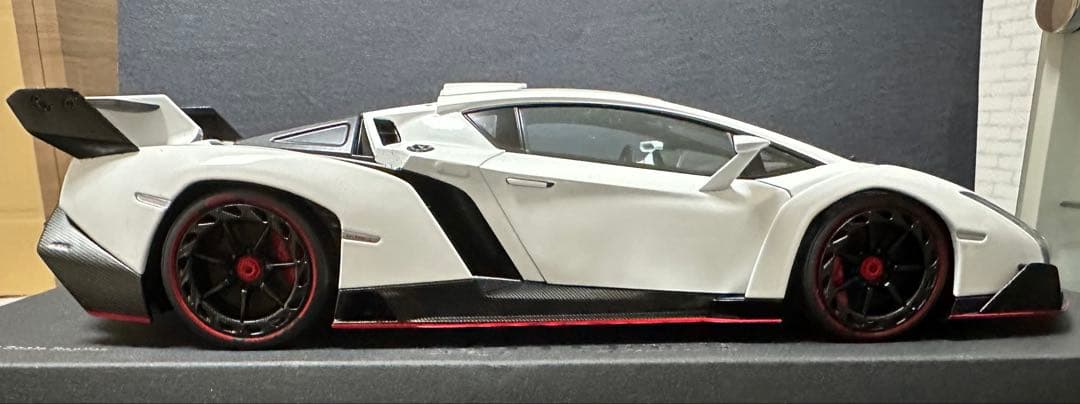 ビ*ツ様 ランボルギーニ　VENENO ホワイト