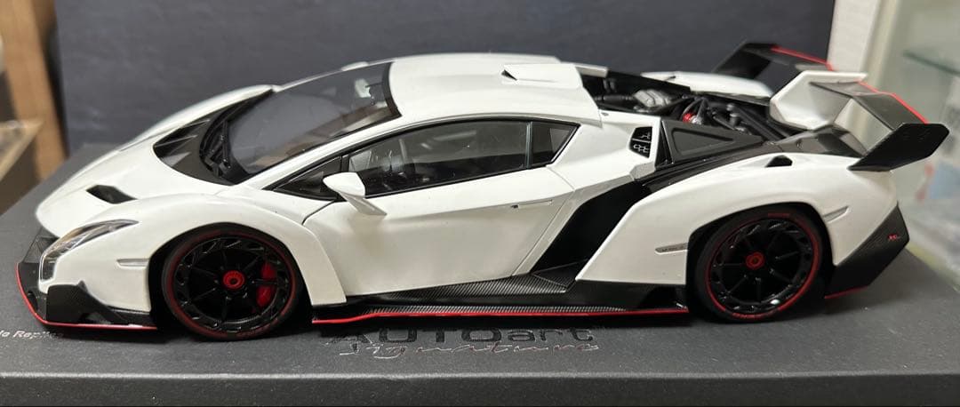 ビ*ツ様 ランボルギーニ　VENENO ホワイト