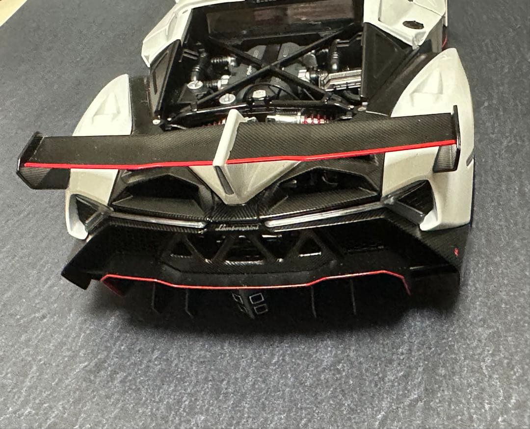 ビ*ツ様 ランボルギーニ　VENENO ホワイト
