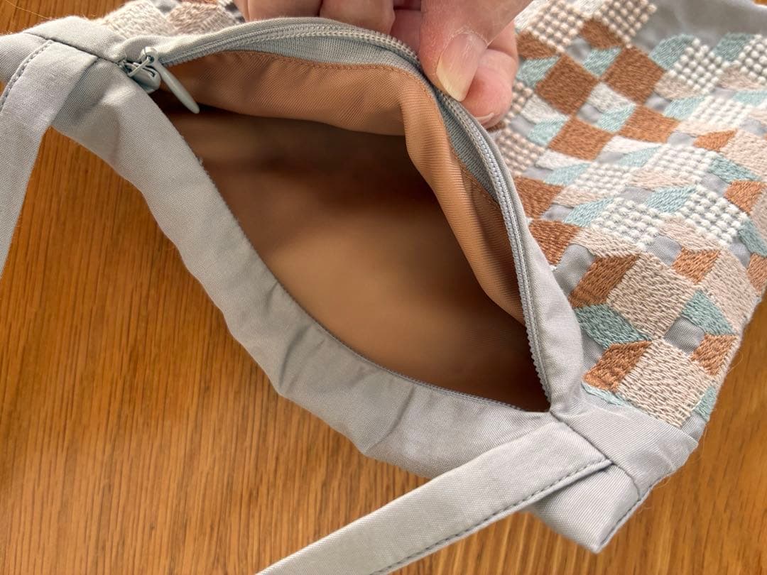 【美品】ミナペルホネン pocket bag kuutio light gray