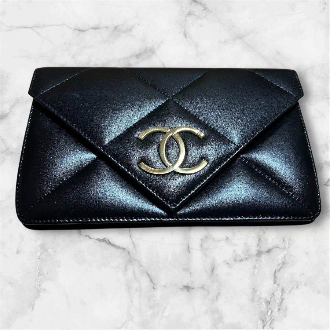 ブラックレザー パーティバッグ　クラッチバッグ　デザイン良