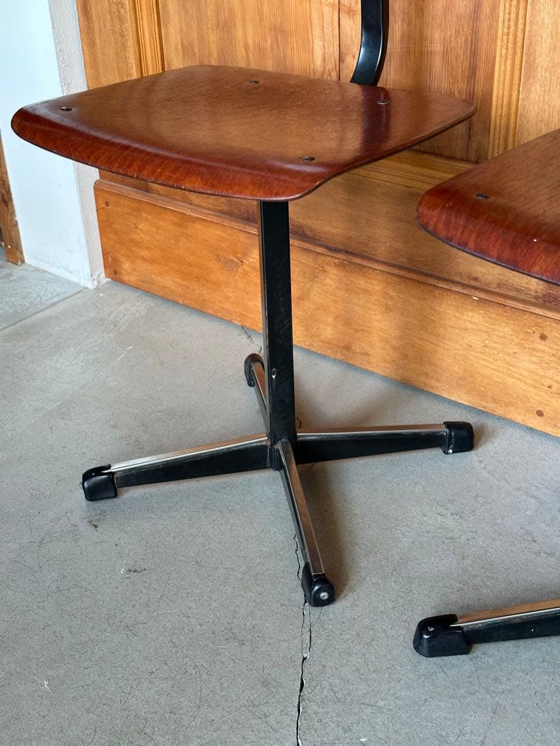 今が買い。値下げしました！ ヨーロッパアンティーク木製2脚セット