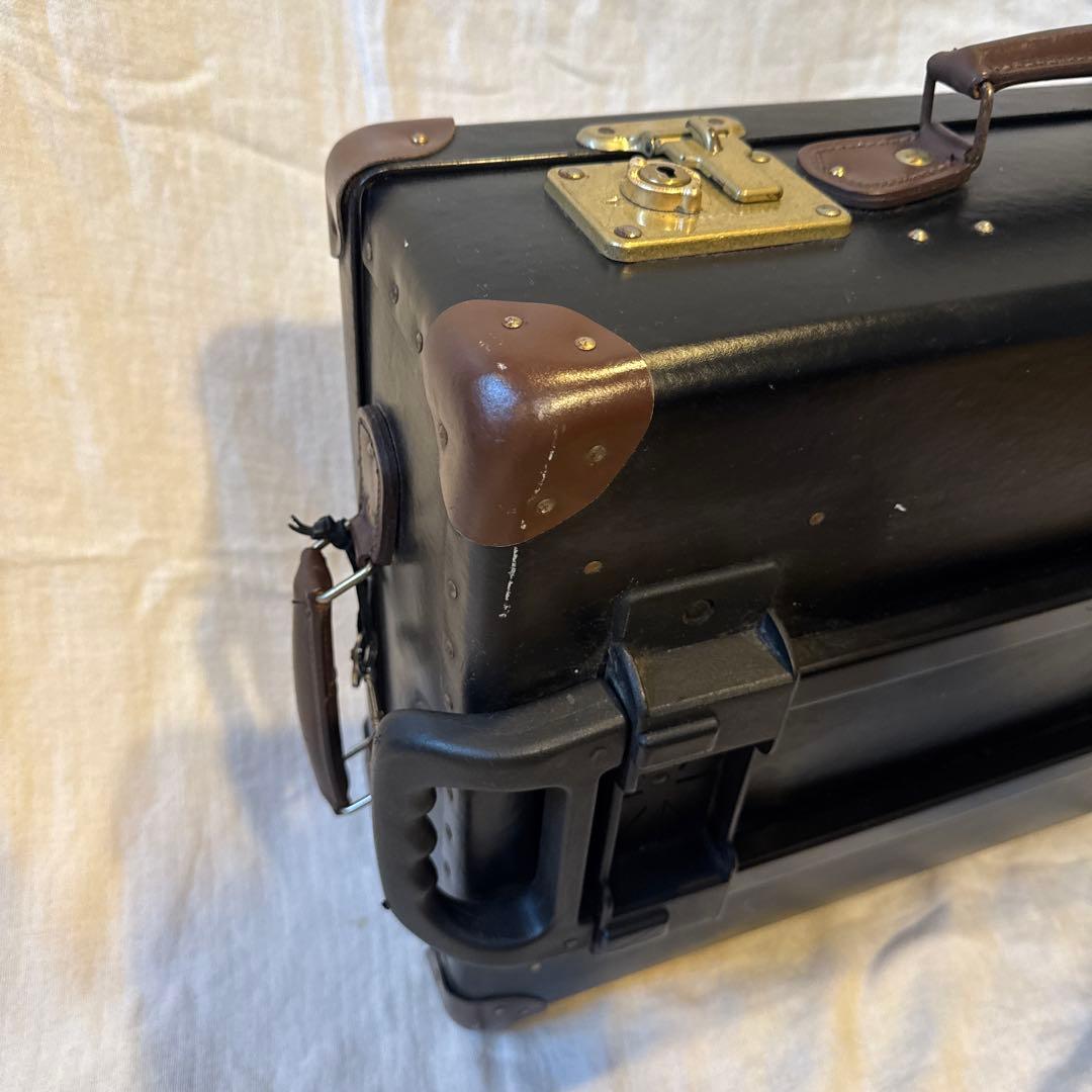 グローブトロッター　 黒いキャリーケース中型