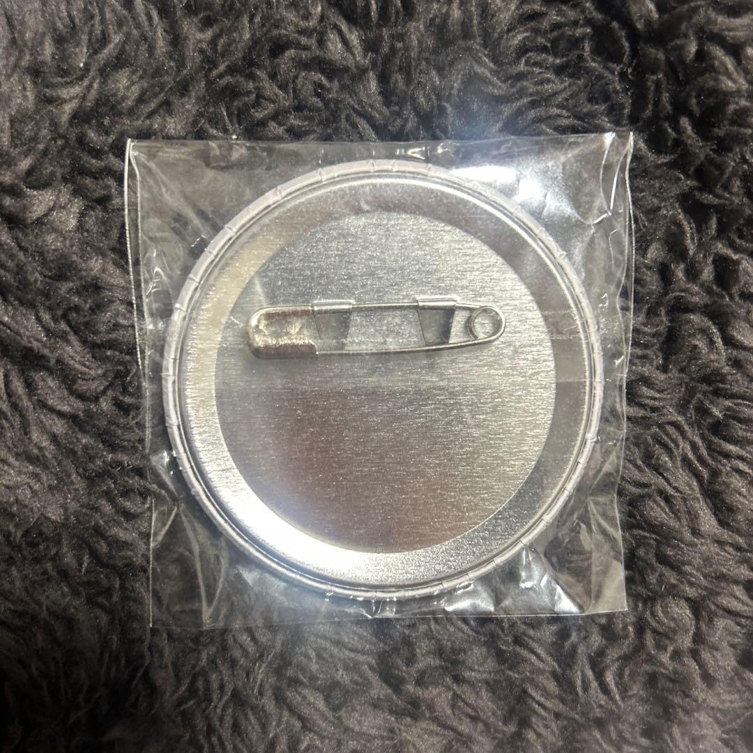 レインボー　缶バッチ　サイン入り