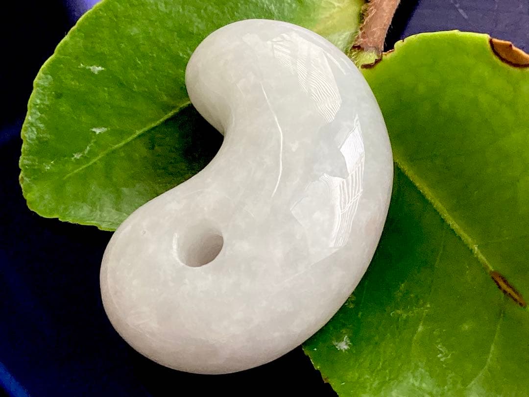 今回の原石大当たり‼️極上*氷*糸魚川翡翠勾玉アイスジェイド　幸運御守り　鑑別書付