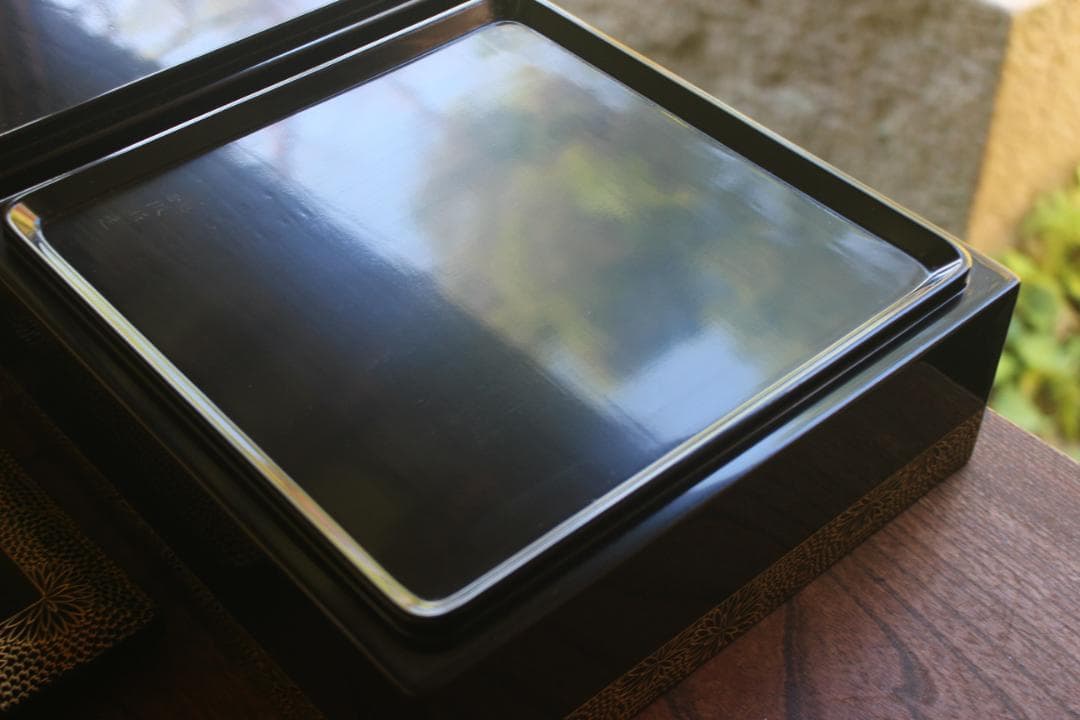 デッドストック！上質内朱黒漆に極上菊沈金の映える輪島塗二段重（検重箱お重