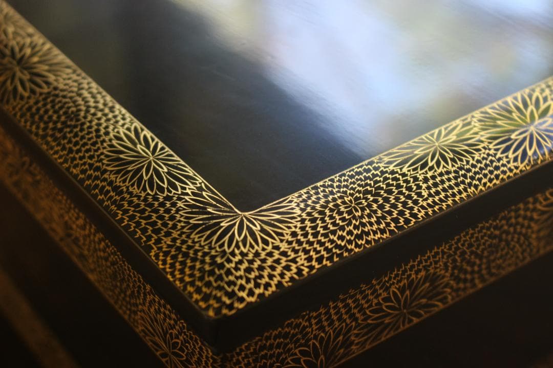 デッドストック！上質内朱黒漆に極上菊沈金の映える輪島塗二段重（検重箱お重