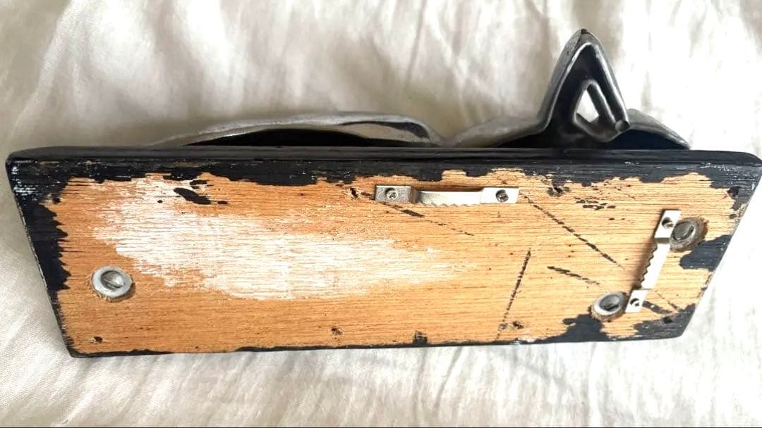 メタル製 女性ヌード像 壁掛け用　シュルレアリスム　マンレイ　オブジェ　アート