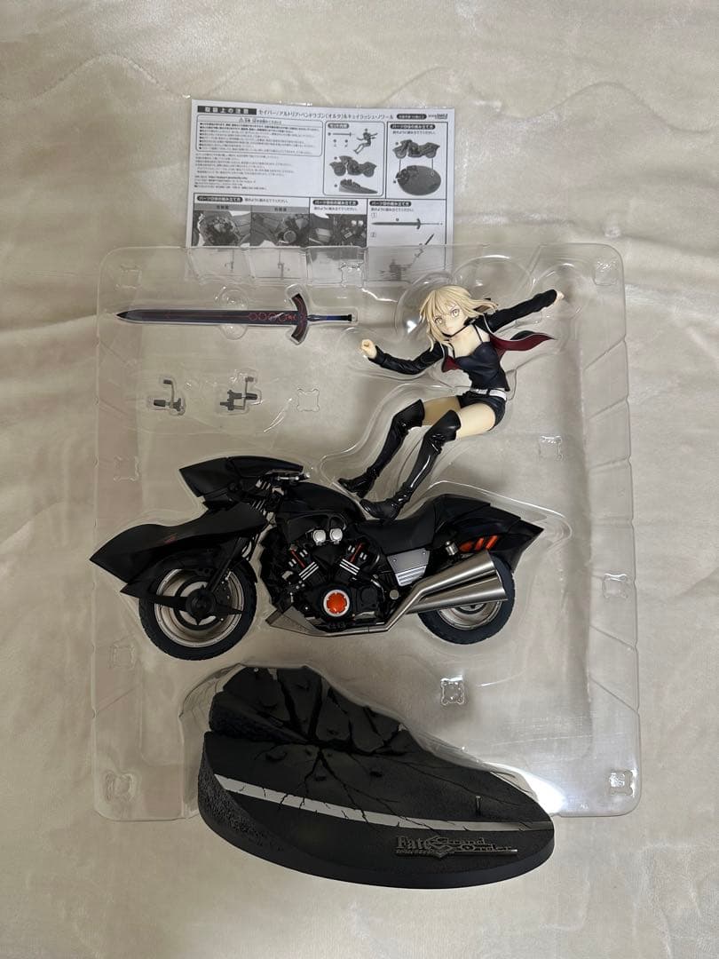 FGOセイバーオルタ＆キュイラッシェノ ワール 1/8スケールフィギュア