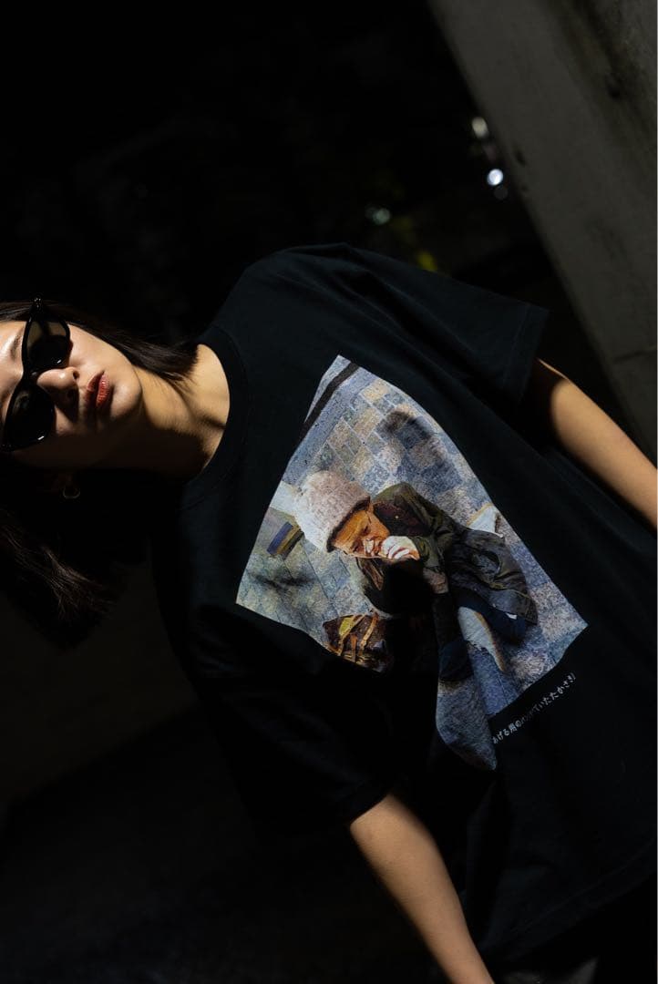 鳩にあげる用のパンを食べていたたかさき ニートと居候たかさき Tシャツ