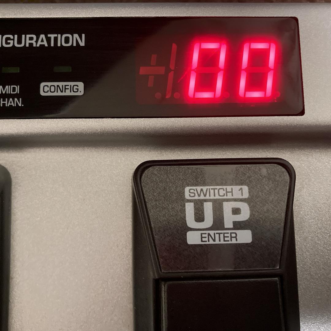 BEHRINGER FCB1010 ペダル搭載MIDIフットコントローラー