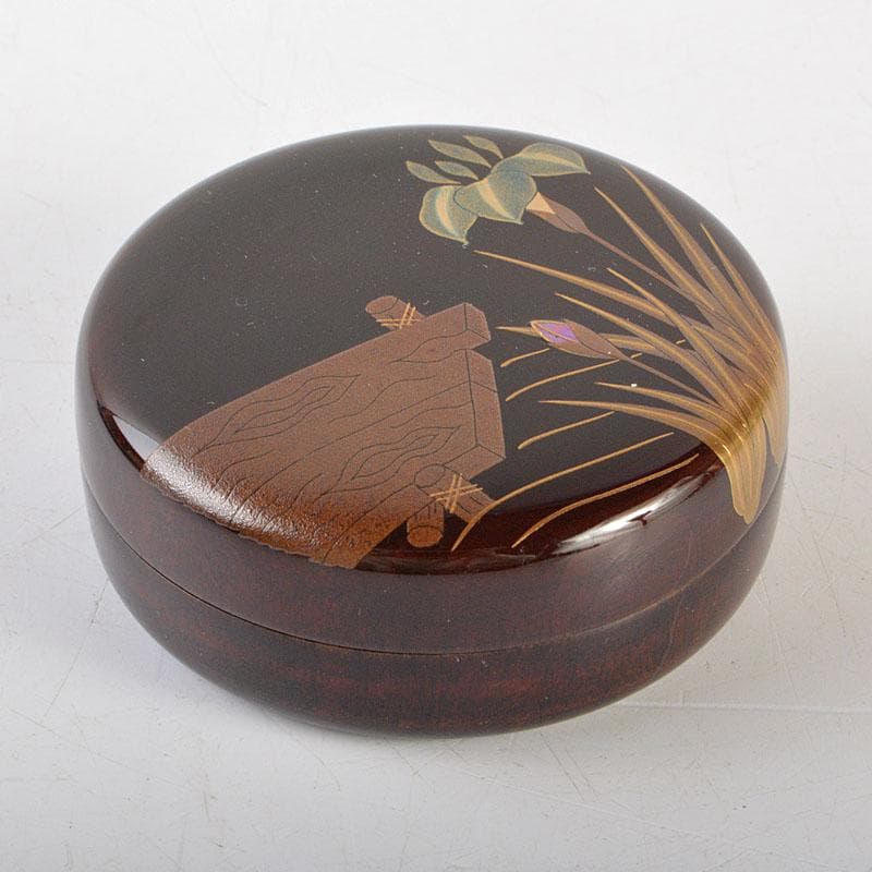 茶道具　蒔絵師　新田義明作　桜材　木地溜塗　八橋蒔絵　平丸香合　共箱　V6775