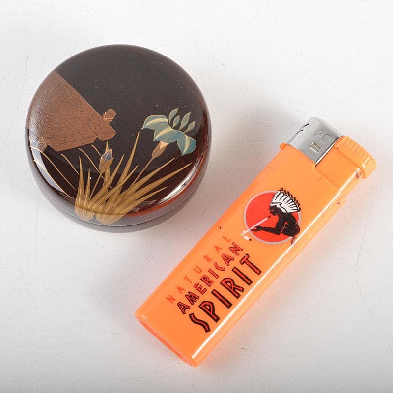 茶道具　蒔絵師　新田義明作　桜材　木地溜塗　八橋蒔絵　平丸香合　共箱　V6775