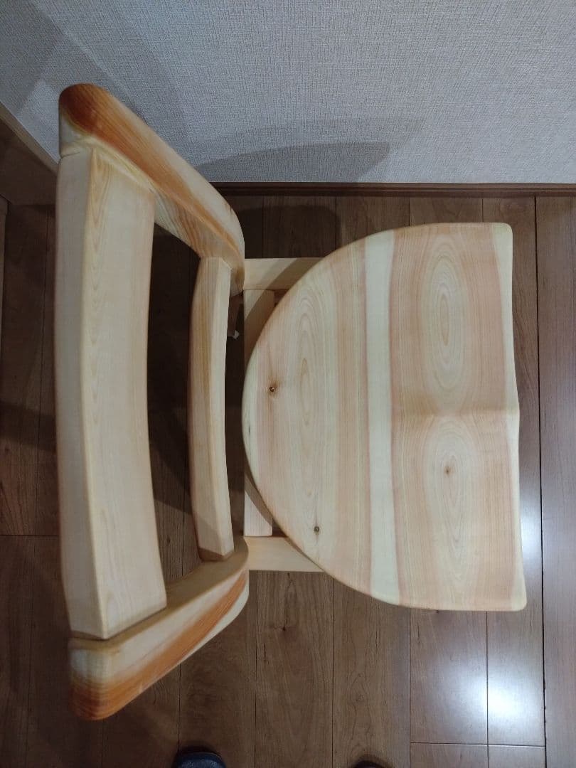 檜の椅子(86）再値下げ❕座面は削り込みにより座りやすく、背もたれ、キャスター付