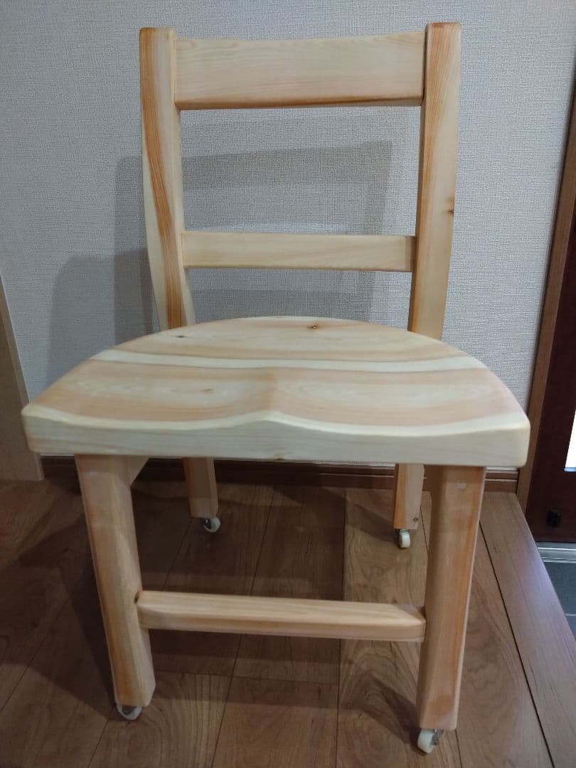 檜の椅子(86）再値下げ❕座面は削り込みにより座りやすく、背もたれ、キャスター付