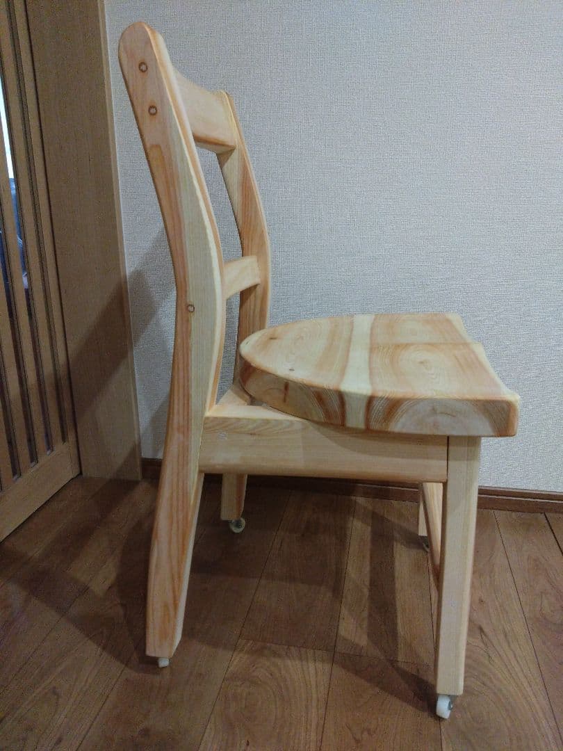 檜の椅子(86）再値下げ❕座面は削り込みにより座りやすく、背もたれ、キャスター付