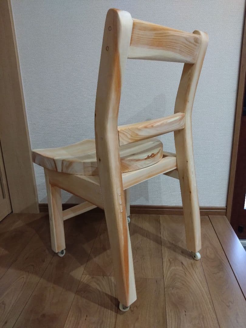 檜の椅子(86）再値下げ❕座面は削り込みにより座りやすく、背もたれ、キャスター付