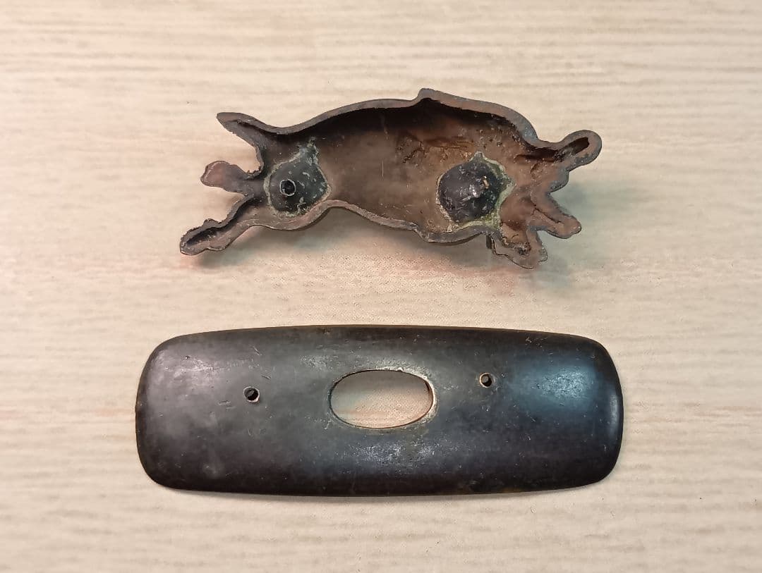 煙草入れ／前金具／猪