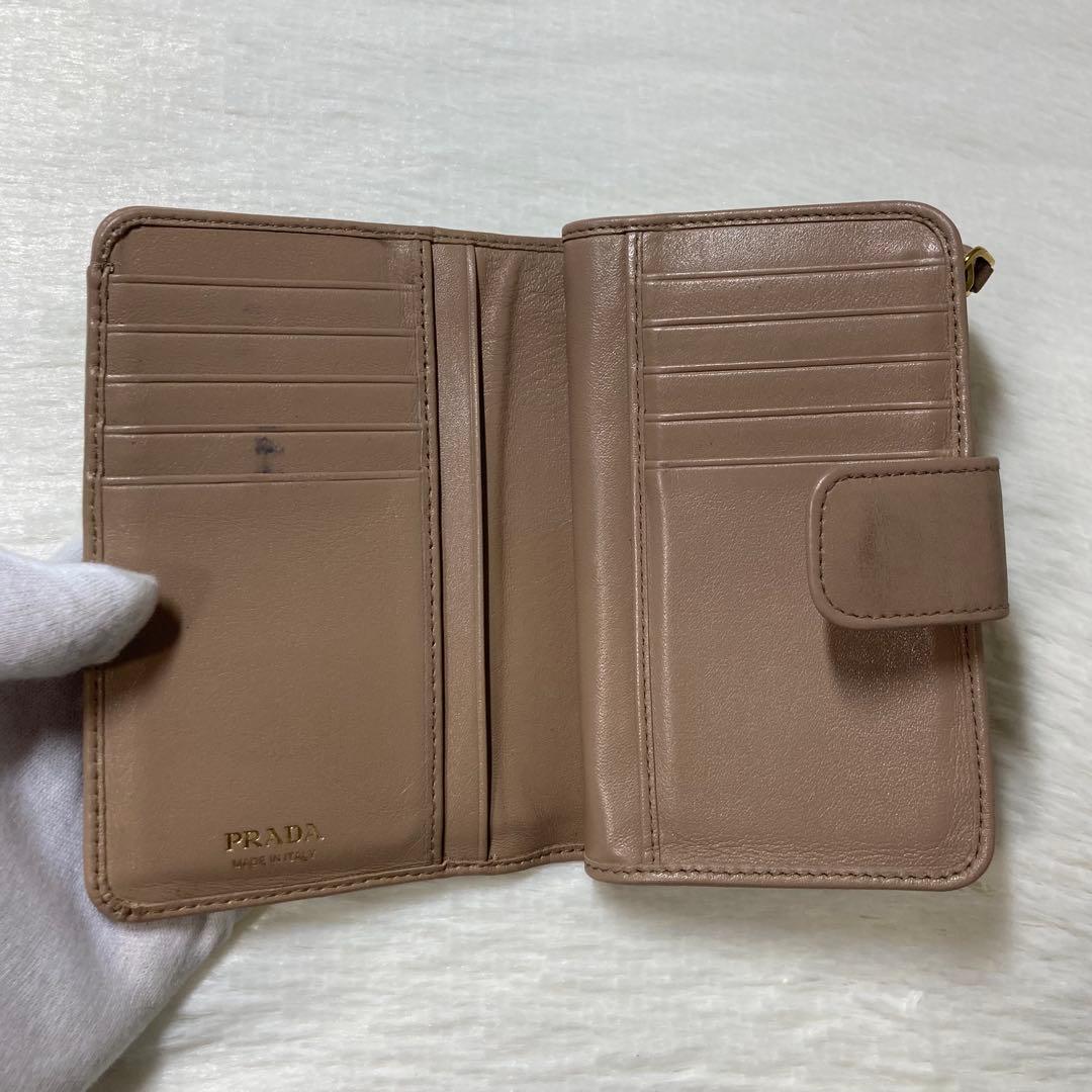 早い者勝ち　PRADA プラダ　人気　リボン　ベージュ　二つ折り　財布　ロゴ　金