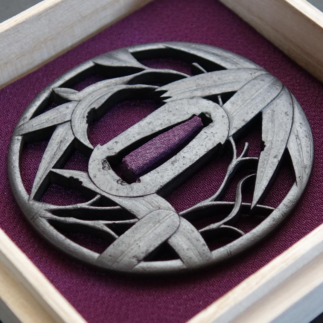 赤坂 鍔 鐔 刀装具 武具 骨董【在銘 武州住忠時 風竹透鍔】(鍔箱付き)