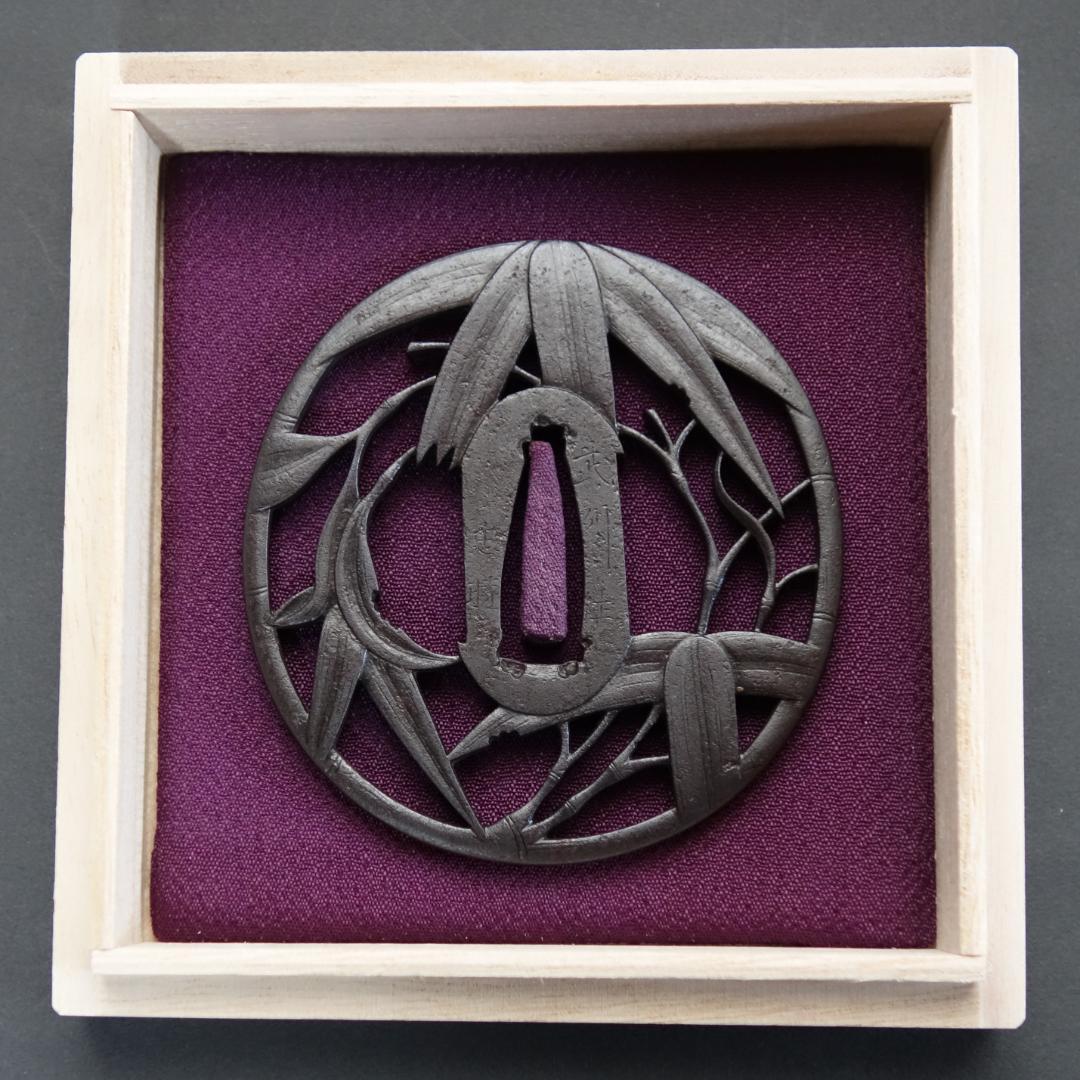 赤坂 鍔 鐔 刀装具 武具 骨董【在銘 武州住忠時 風竹透鍔】(鍔箱付き)