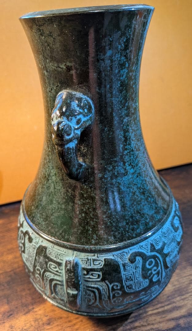 古代風彫刻の銅製花瓶