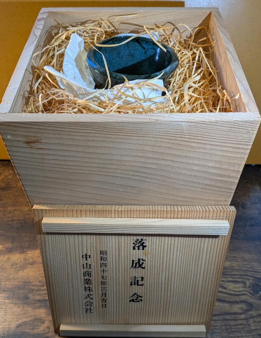 古代風彫刻の銅製花瓶