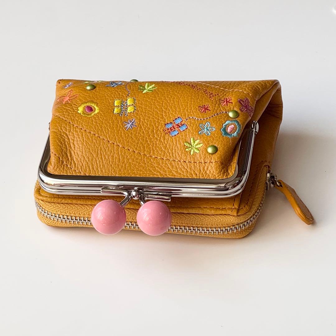Joocomomola ホコモモラ 刺繍入り二つ折り財布 がま口 小銭入れ