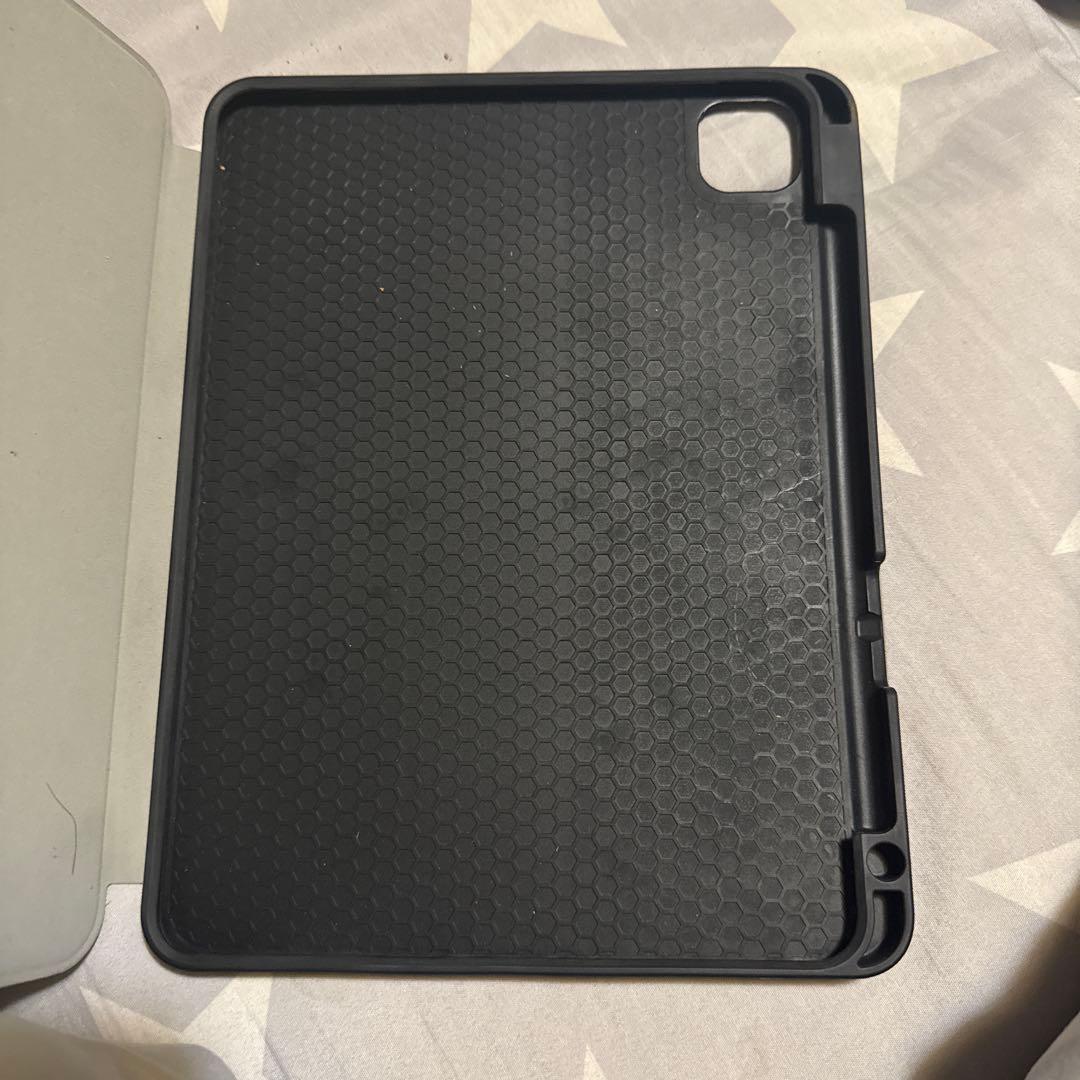 iPad Pro 2nd (11 inch)本体とMagicKeyboarセット