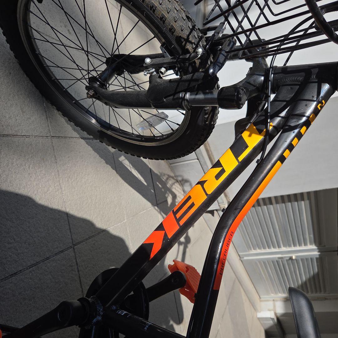 Trek キッズ自転車 20インチ ブラック/オレンジ　(東京都中央区引取のみ)