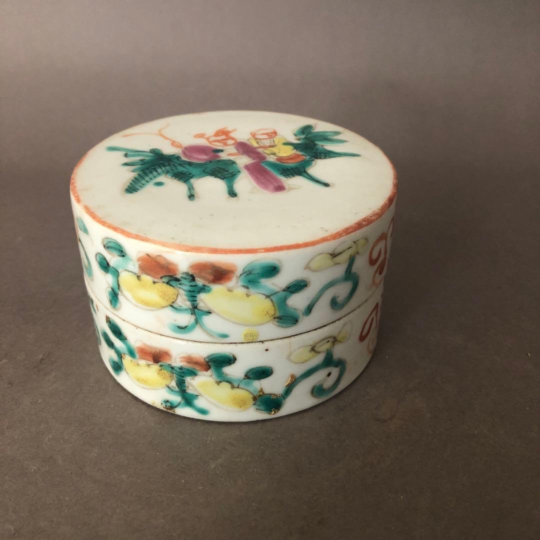 中国骨董　粉彩人物図柄　蓋物