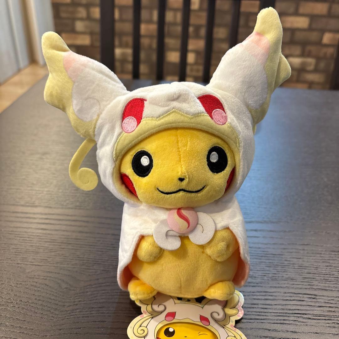 メガタブンネのポンチョを着たピカチュウぬいぐるみ