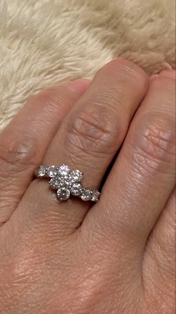 プラチナ　ダイヤモンド　リング　（訳あり品）