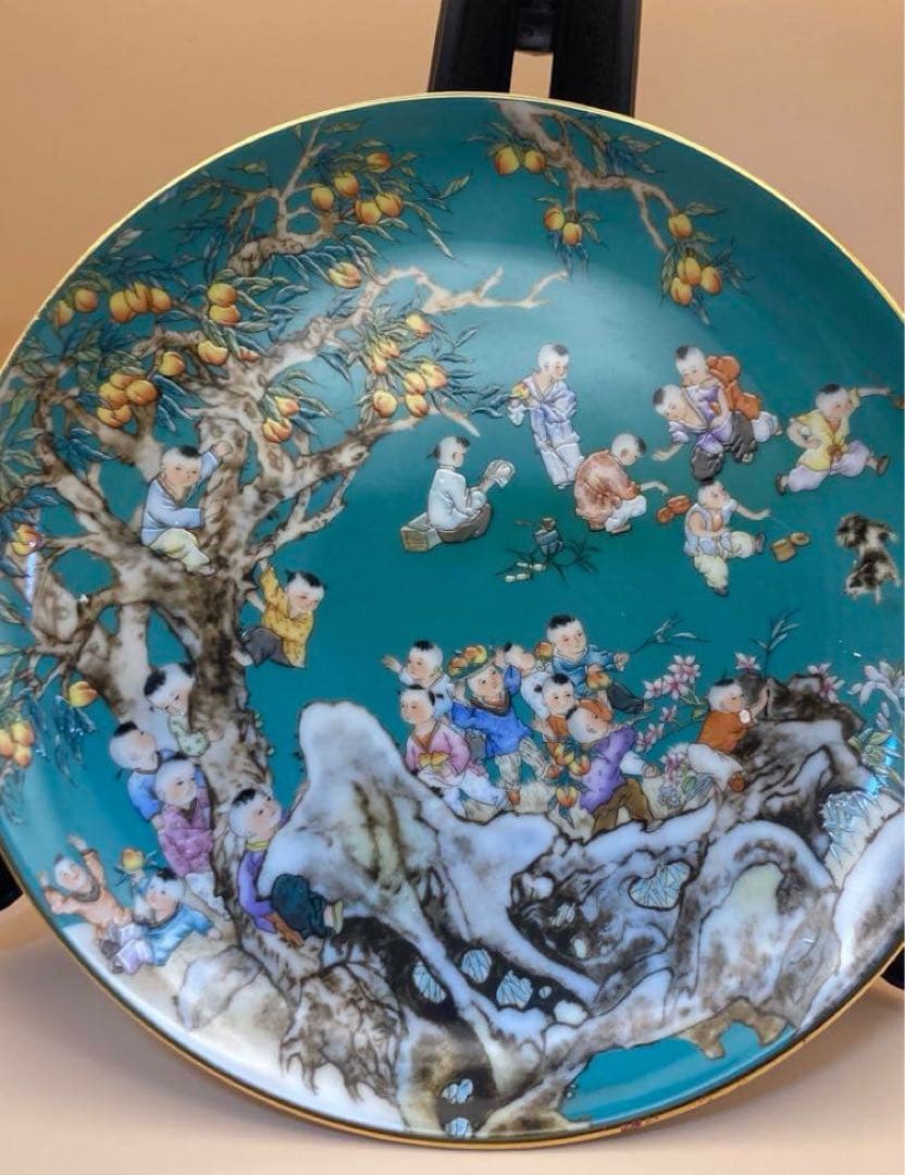 中国古美術・骨董品・旧蔵粉彩陶芸　大清乾隆年製子供迎春彩飾皿・置物・極細工美術品