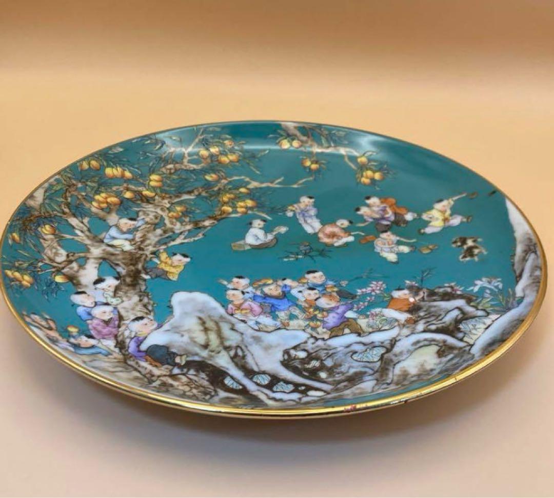 中国古美術・骨董品・旧蔵粉彩陶芸　大清乾隆年製子供迎春彩飾皿・置物・極細工美術品