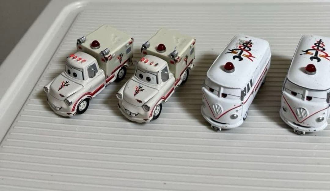 カーズ、ミニカー（トミカ）救急メーター、救急車フィルモア、シュウトドロキペイント