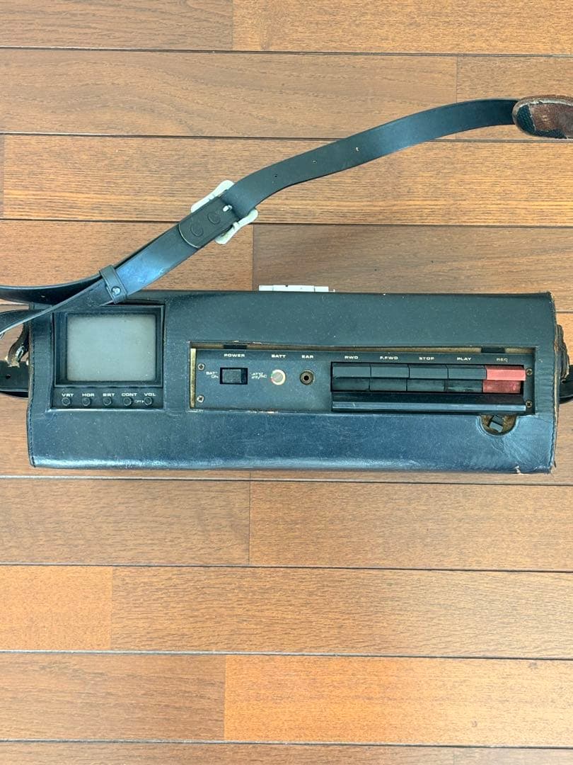 AKAI（アカイ）のポータブルビデオカメラとその関連機器一式 (ジャンク品)