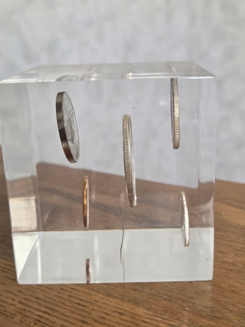 (お土産品)　アメリカ　銀貨入り置き物　1964年銘