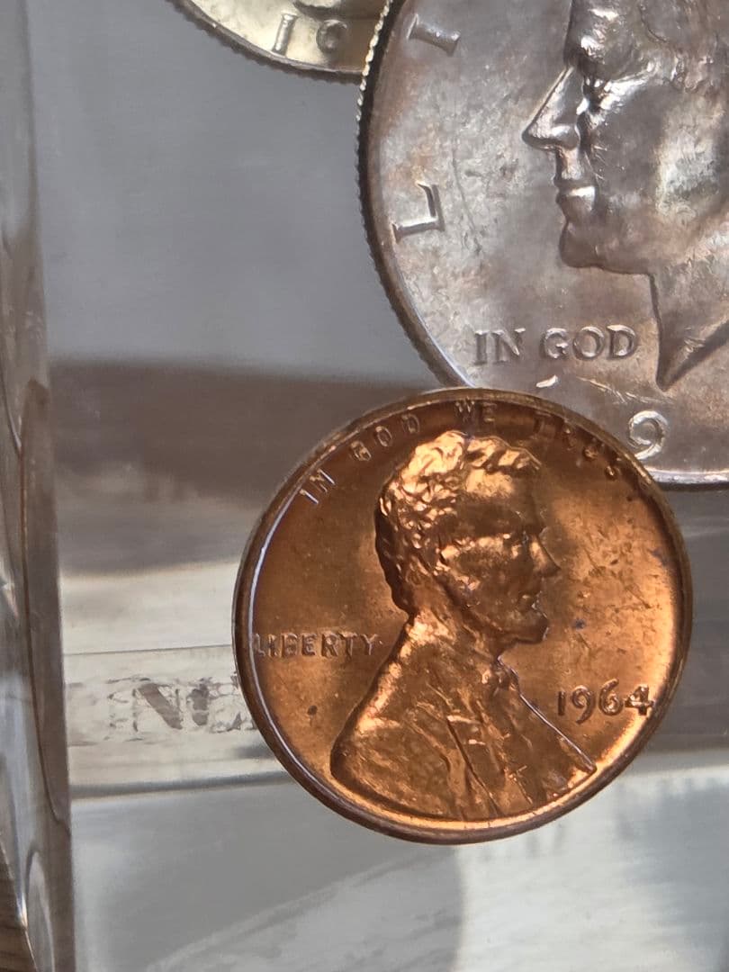 (お土産品)　アメリカ　銀貨入り置き物　1964年銘