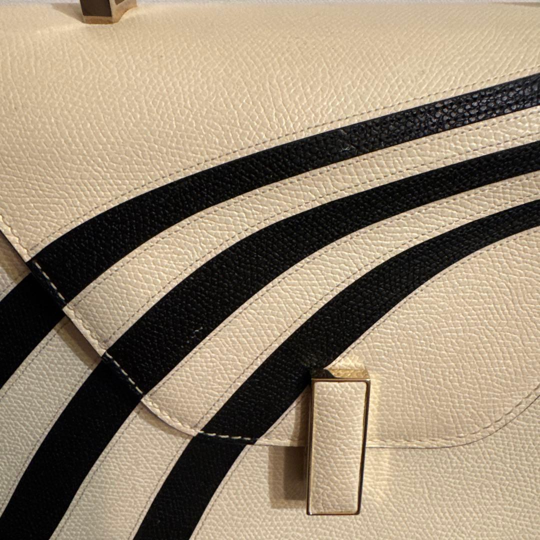 V alextra エレガントなアイボリーとブラックのハンドバッグ