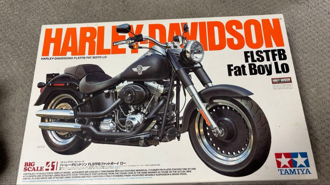 TAMIYA製の1/6スケール、FLSTFB Fat Boy Loモデル。