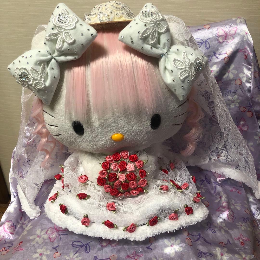 Hello kitty 優雅な古いウェディングドレスを着て