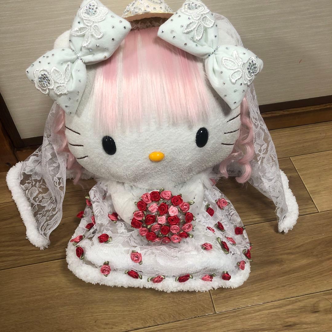 Hello kitty 優雅な古いウェディングドレスを着て
