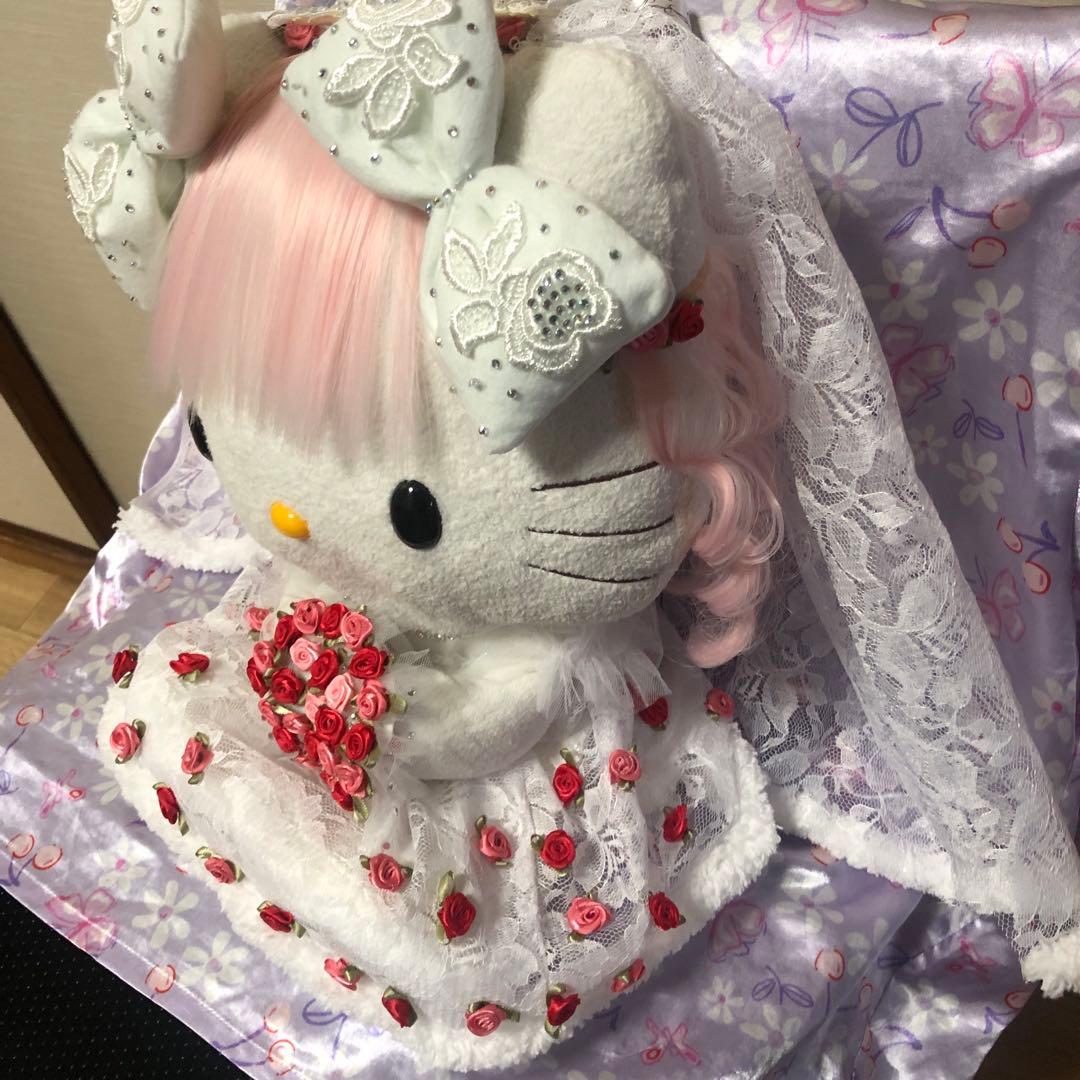 Hello kitty 優雅な古いウェディングドレスを着て